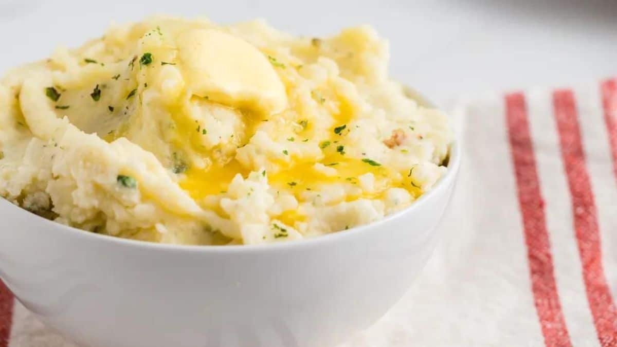 A bowl of mashed potatoes with garlic butter.
