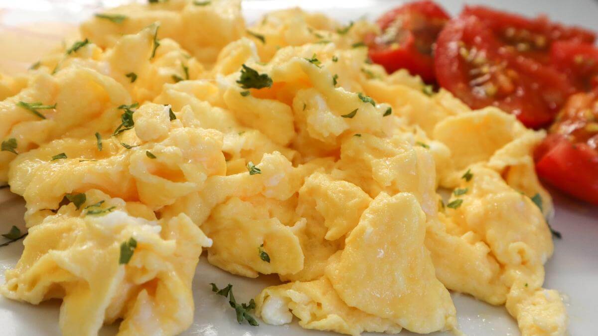 Scrambled eggs with tomatoes.