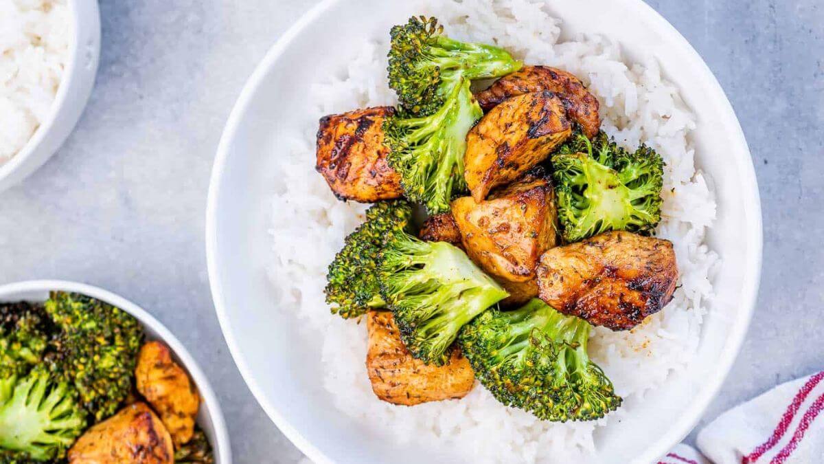 Chicken bites and broccoli on a plate.