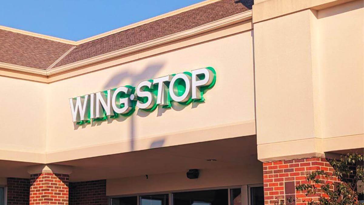 The front of a Wing Stop restaurant.