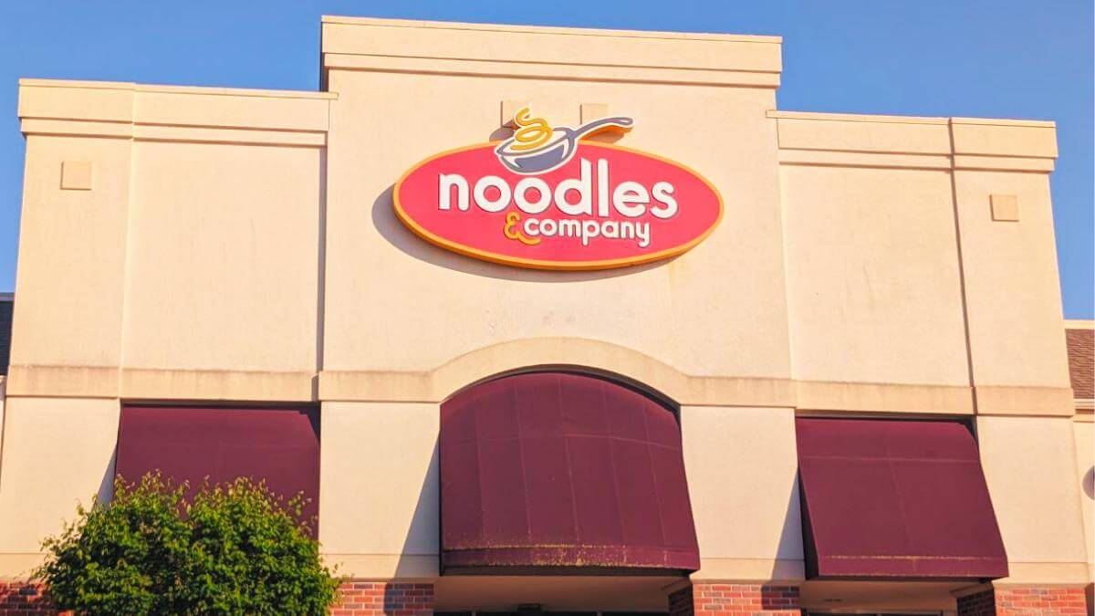 The front of a Noodles and Company restaurant.