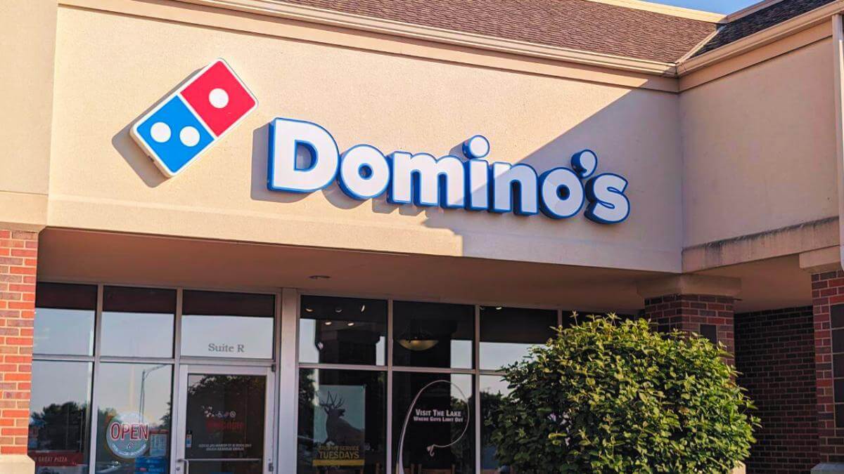 The front of a Domino's restaurant.
