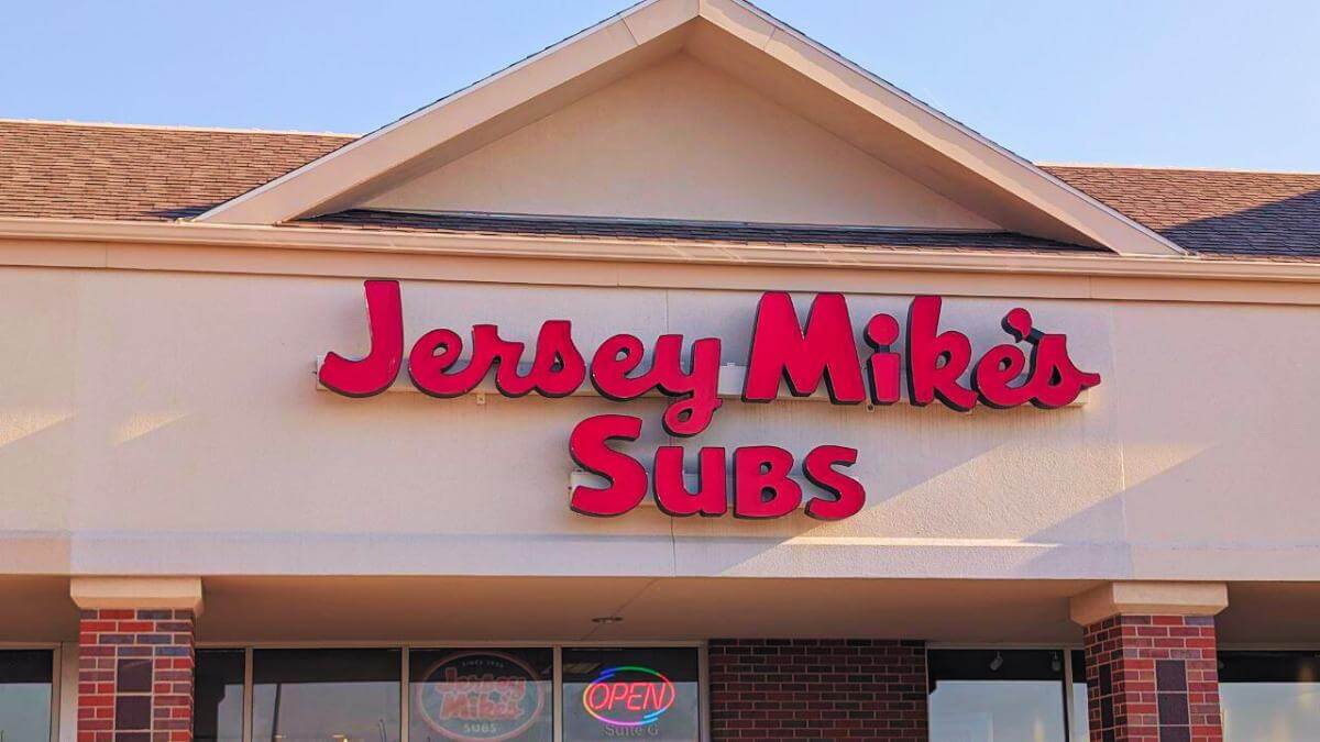 The front of a Jersey Mike's restaurant.