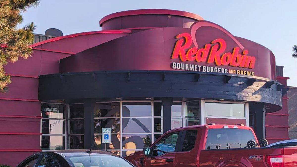 The front of a Red Robin restaurant.