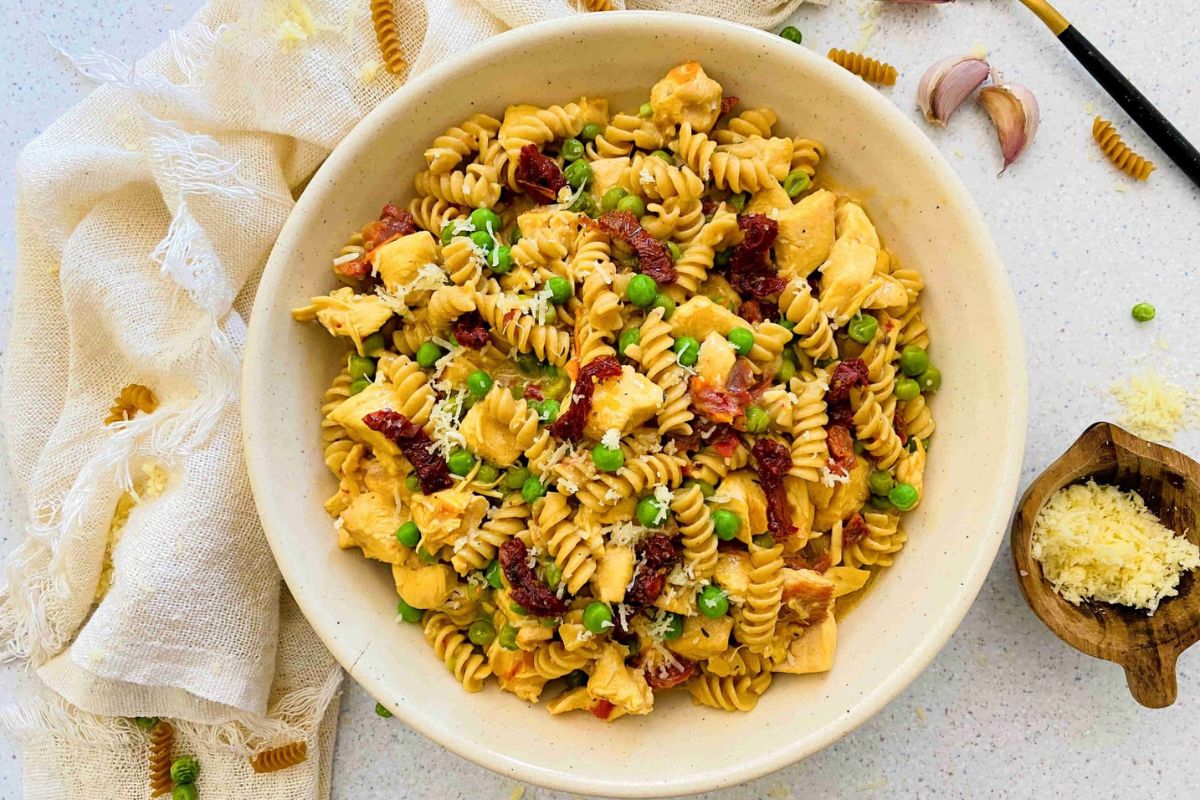 Chicken alfredo in a bowl.