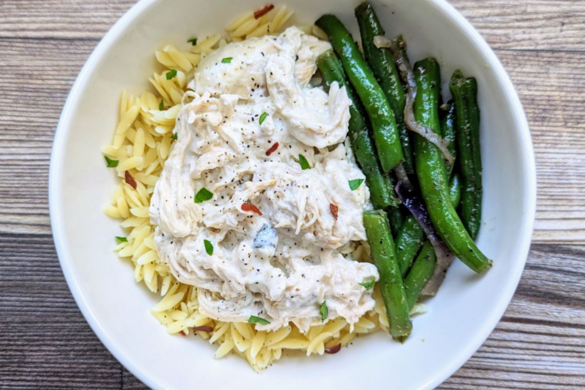 Creamy lemon chicken and green beans.