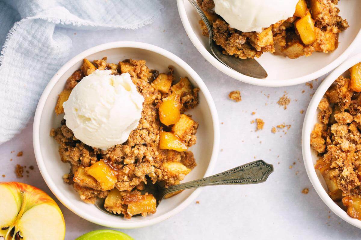 Apple crumble in bowls.