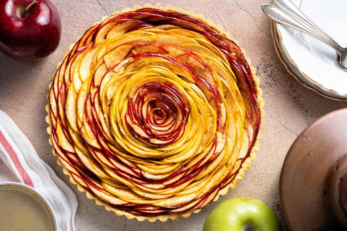 An apple tart that looks like a flower.