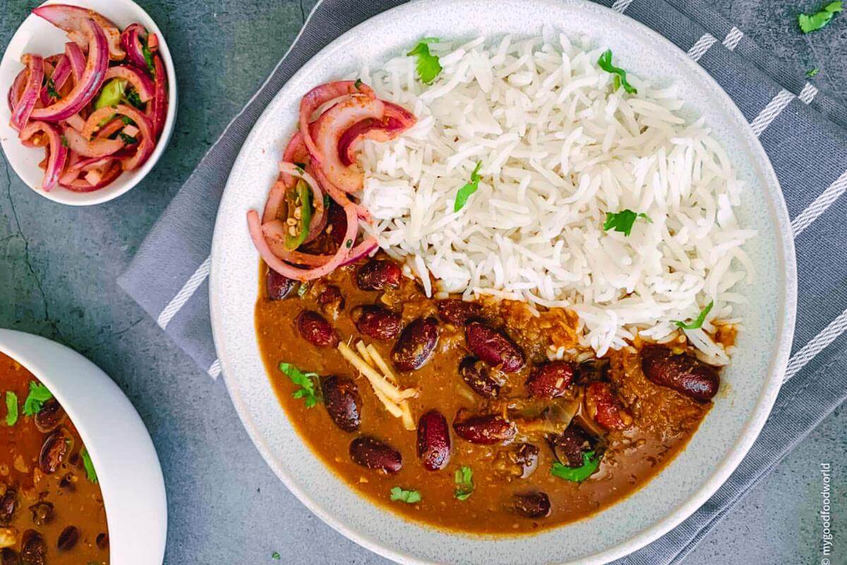 Red bean curry in a dish.