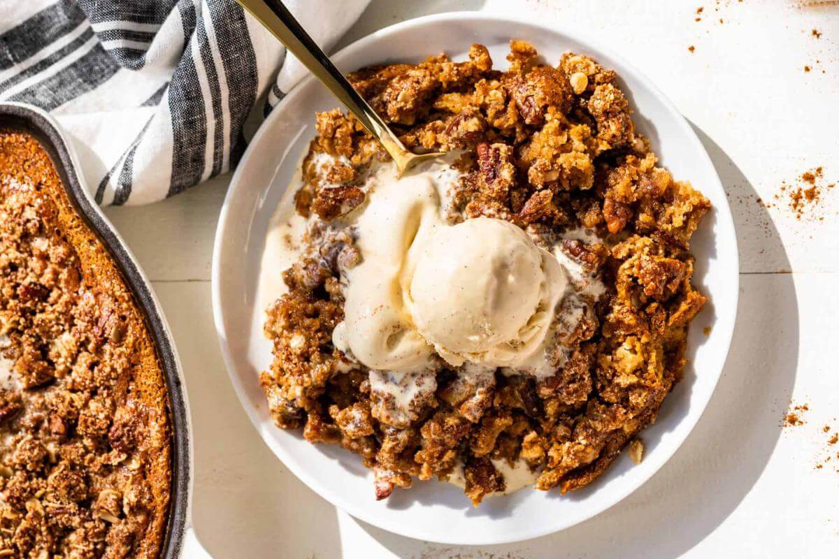 A bowl of pumpkin crisp.