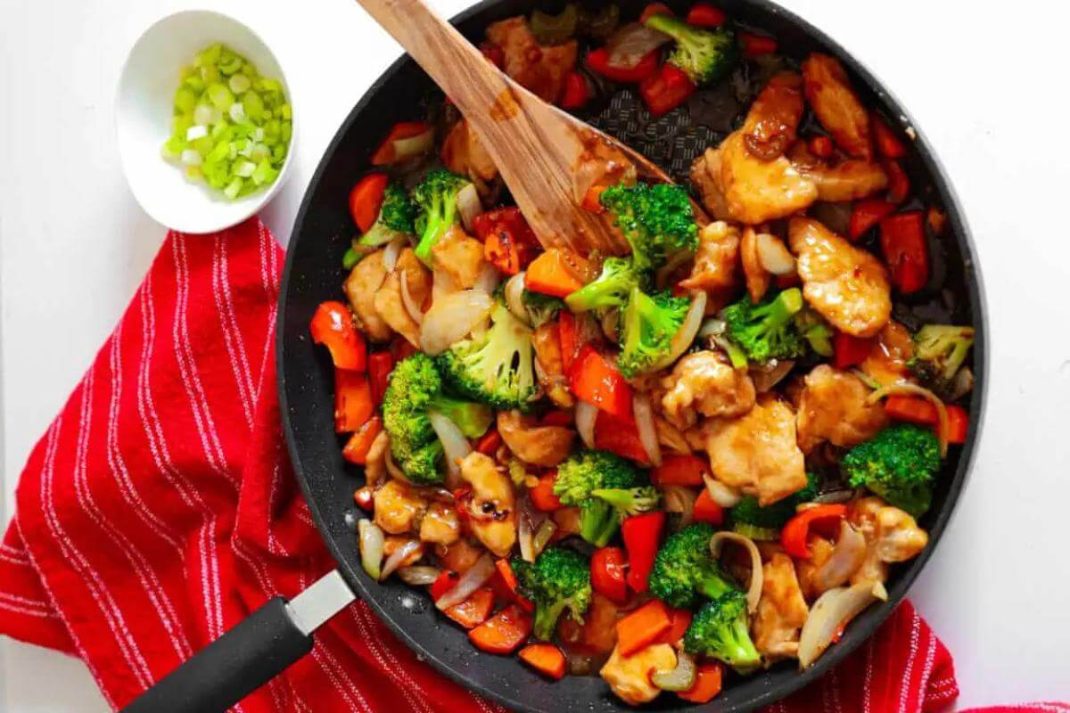 A skillet full of hunan chicken.