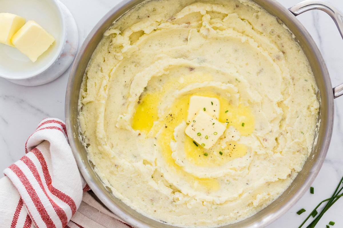 Mashed potatoes in a dish.