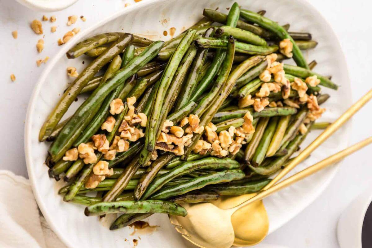 A plate of balsalmic green beans.