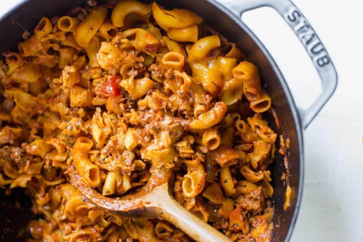 A pan of chili mac.