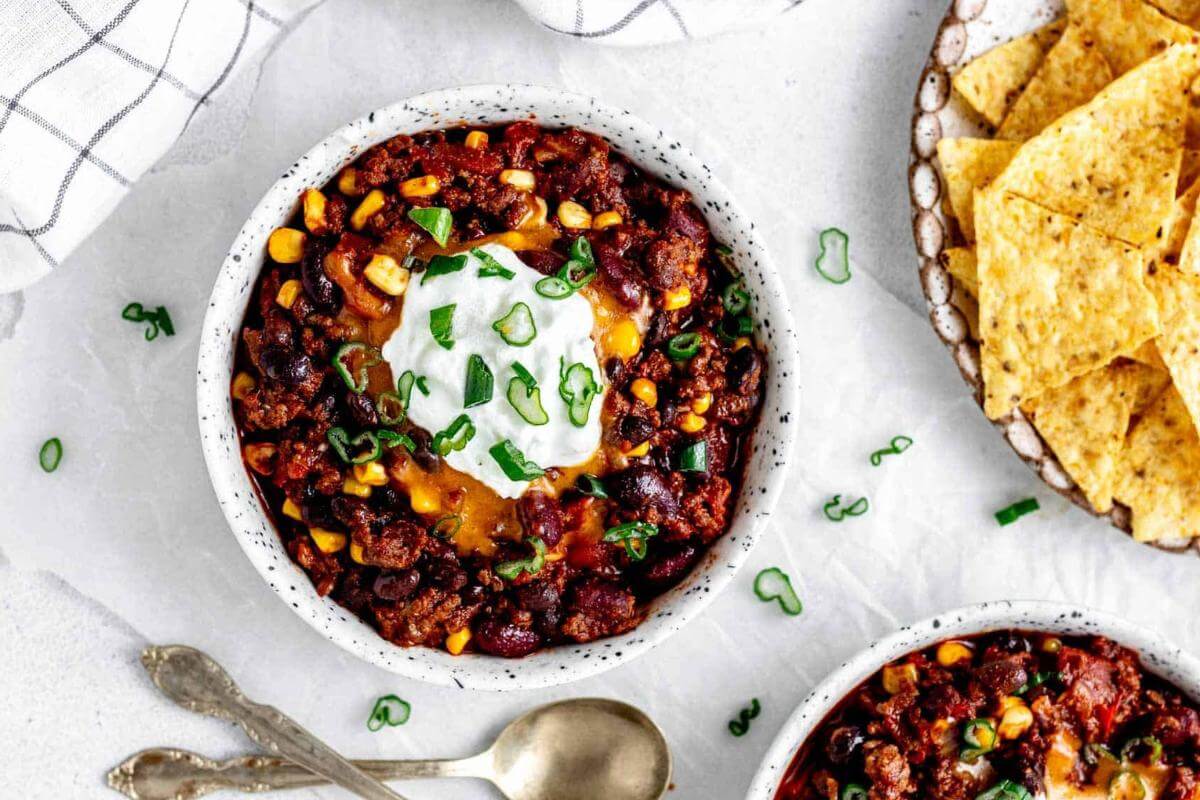 A bowl of chili.