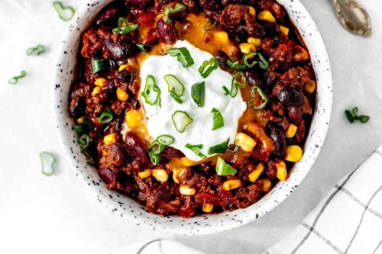 A bowl of chili.