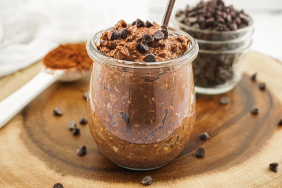 Brownie Batter Overnight Oats topped with chocolate chips.