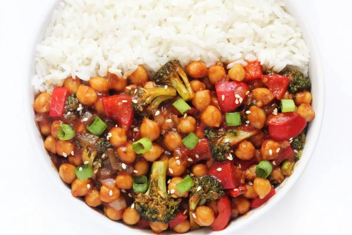 Vegan General Tsos chickpeas in a bowl.