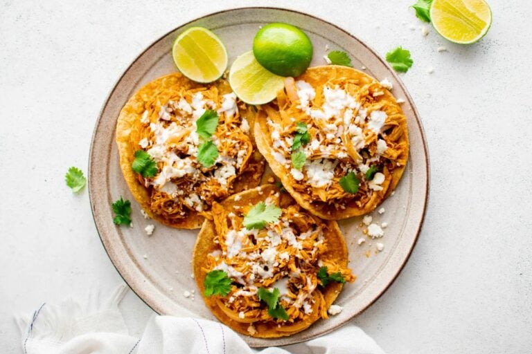 Chicken Tinga served with lime slices.
