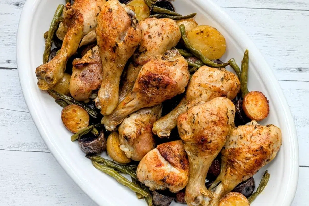 A plate of chicken and veggies.