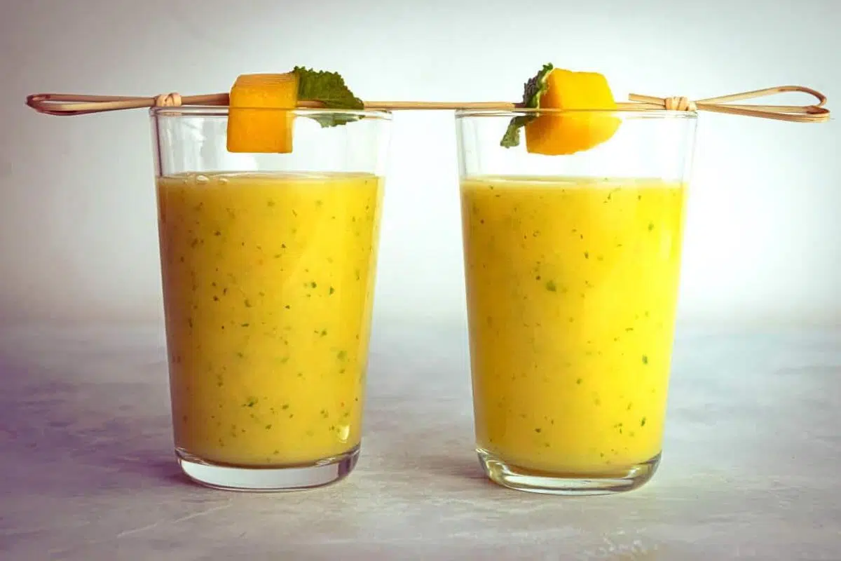 How to Make a Mango-Pineapple Smoothie