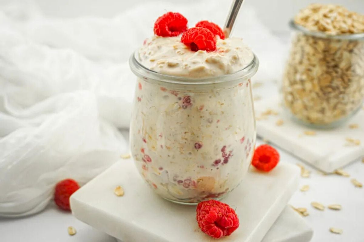 Raspberry Cheesecake Overnight Oats in a jar.