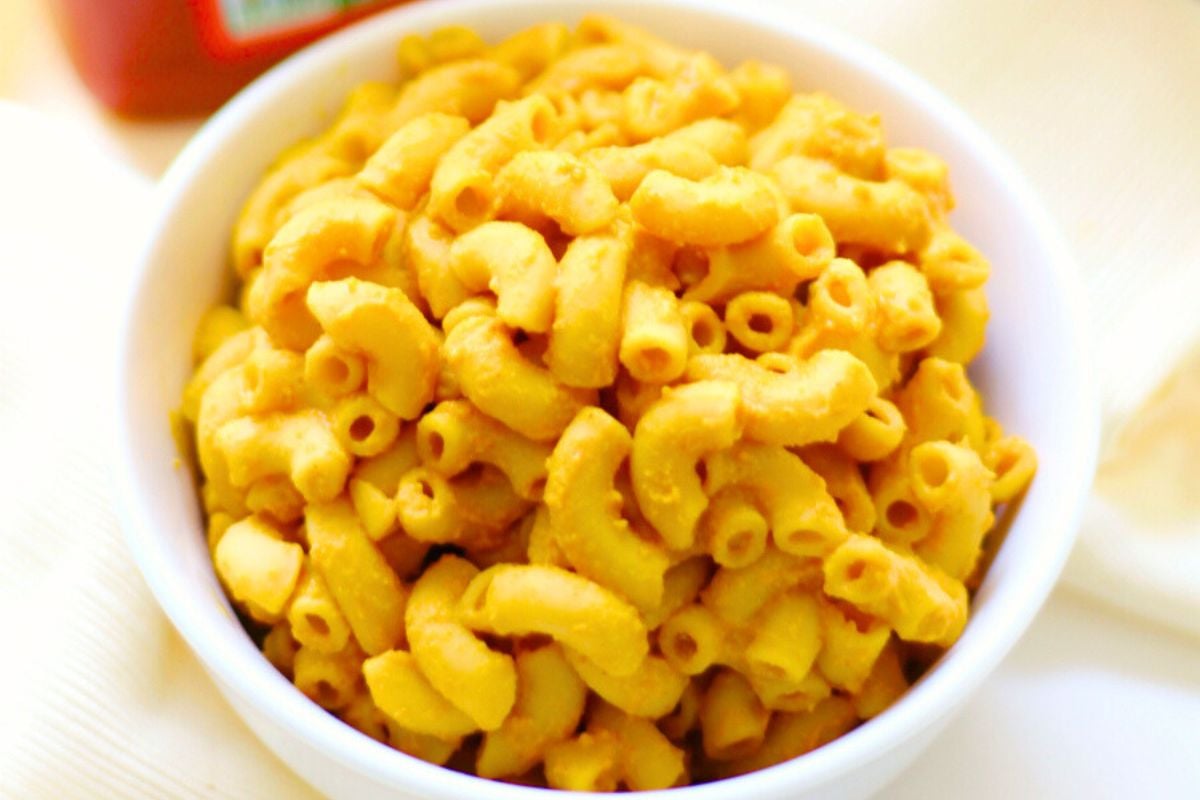 One-Pot Vegan Mac and Cheese close up look.