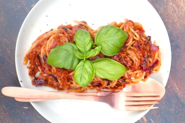 Spaghetti with caramelized onions served on a plate.