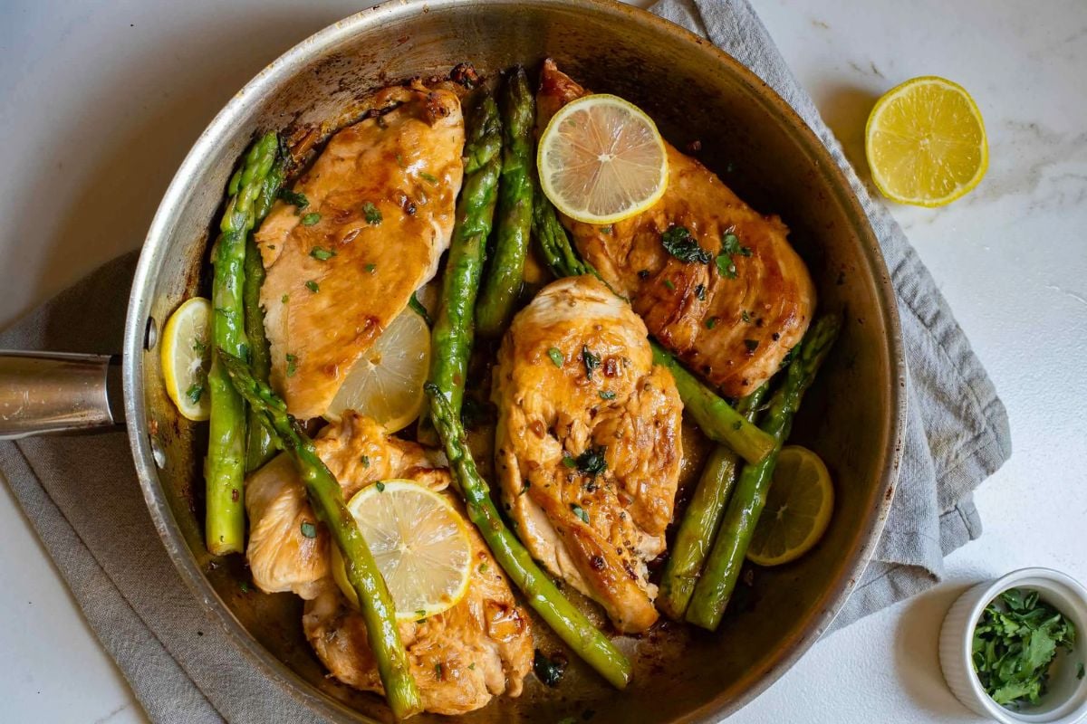 Lemon Chicken and Asparagus in a skillet.