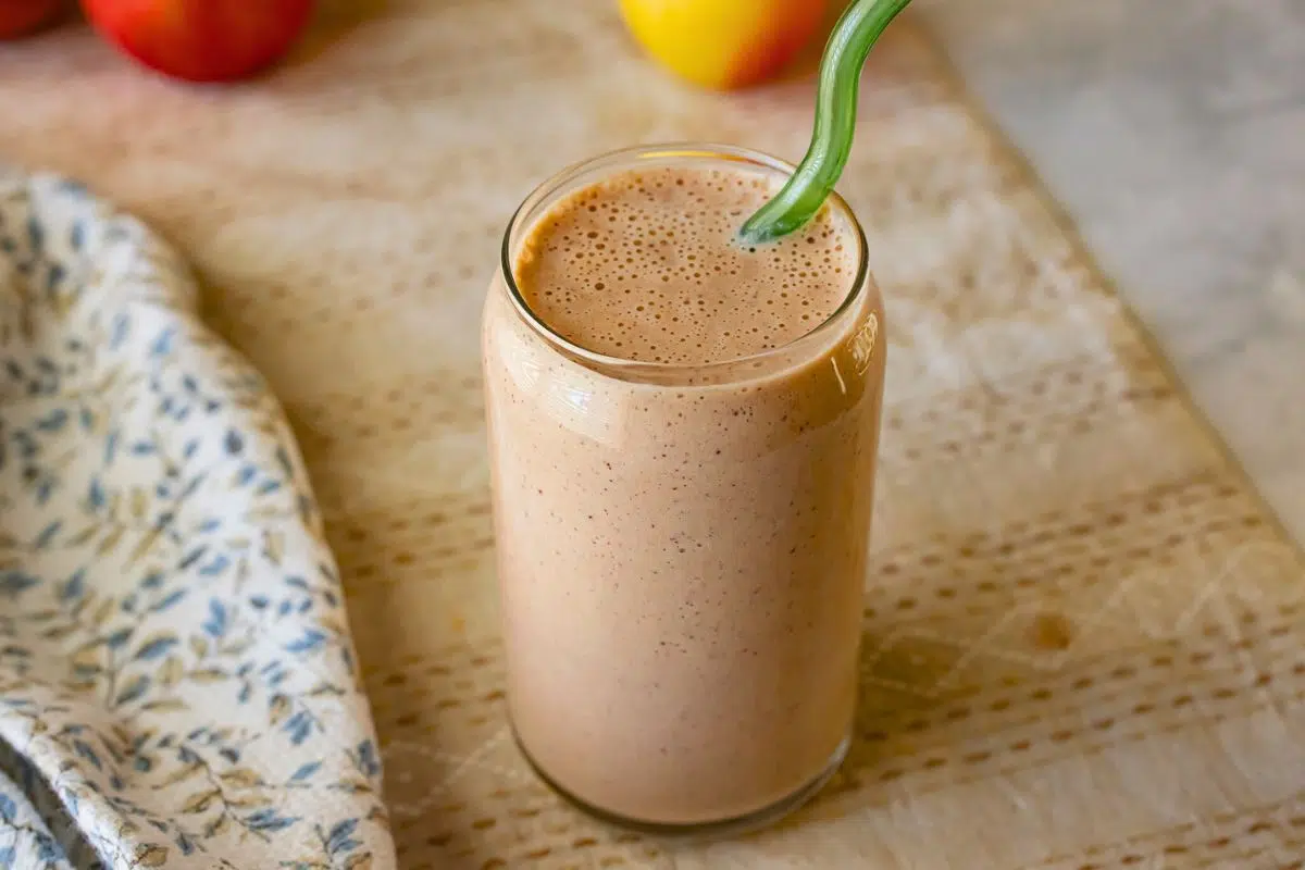 15 Cooking “Shortcuts” That People Brag About Now (But They’d Shock Our Grandmothers) 14 Apple Protein Shake in a glass.