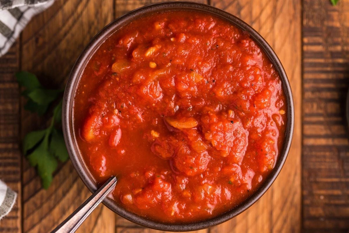 15 Cooking “Shortcuts” That People Brag About Now (But They’d Shock Our Grandmothers) 4 Garlic Marinara Sauce in a bowl.